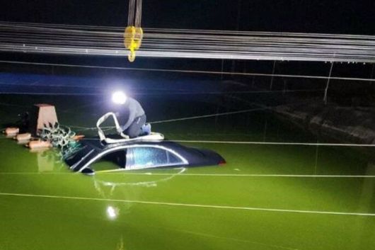 지난해 3월 보험사기 일당이 전북 지역 한 물고기 양식장에 고의로 빠뜨린 차량을 견인하는 작업을 벌이고 있다. 일당은 차량 전손 처리비 명목으로 9500만원 상당의 보험금을 받아 챙긴 것으로 드러났다. 전북경찰청 제공