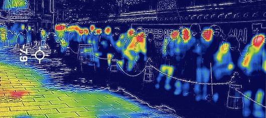 강추위가 이어진 22일 서울 종로구 탑골공원에서 어르신들이 무료급식을 받기 위해 기다리고 있다. 사진은 일반 사진과 열화상카메라 모듈로 촬영한 이미지를 레이어 합성했다. 높은 온도는 붉은색으로, 낮은 온도는 푸른색으로 나타난다. 유희태 기자