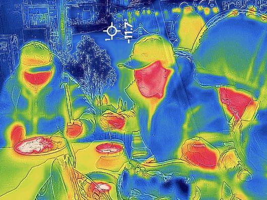 강추위가 이어진 22일 서울 종로구 탑골공원 인근에 위치한 한 무료급식소에서 한 어르신들이 점심을 먹고 있다. 사진은 일반 사진과 열화상카메라 모듈로 촬영한 이미지를 레이어 합성했다. 높은 온도는 붉은색으로, 낮은 온도는 푸른색으로 나타난다. 유희태 기자