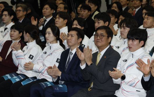 최휘영 문화체육관광부 장관(오른쪽 두번째)과 유승민 대한체육회 회장(세번째) 등 내빈과 대한민국 선수단이 22일 서울 잠실 올림픽파크텔에서 열린 ‘2026 밀라노 코르티나 동계올림픽’ 출전 대한민국 선수단 결단식에서 박수를 치고 있다. 유희태 기자