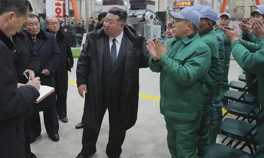 김정은 북한 국무위원장이 19일 함경남도 용성기계연합기업소에서 열린 ‘용성기계연합기업소 1단계 개건현대화대상 준공식’에 참석해 관계자들과 대화하고 있다. 뉴시스·조선중앙TV