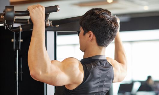 오래 매달리기는 철봉 하나만 있으면 할 수 있는 전신 스트레칭이자 근력 운동이다. 게티이미지뱅크