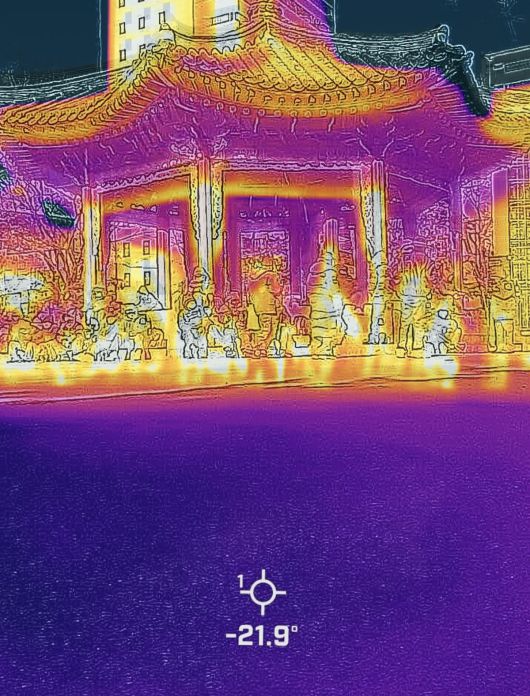 강추위가 이어진 22일 서울 종로구 탑골공원에서 어르신들이 무료급식을 받기 위해 기다리고 있다. 사진은 일반 사진과 열화상카메라 모듈로 촬영한 이미지를 레이어 합성했다. 높은 온도는 붉은색으로, 낮은 온도는 푸른색으로 나타난다. 유희태 기자