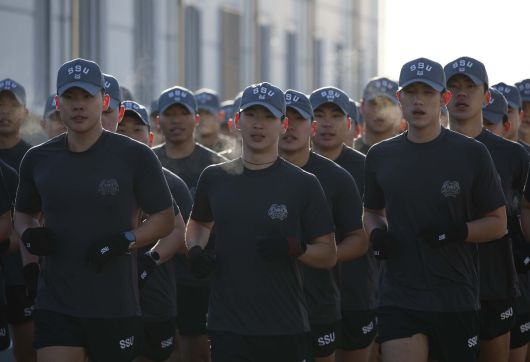 해군 특수전전단 해난구조전대(SSU) 소속 심해잠수사들이 22일 경남 창원시 진해구 진해군항에서 열린 2026년 혹한기 내한훈련에서 단체달리기를 하고 있다. 창원=뉴시스