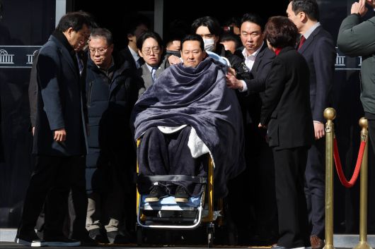 '통일교·공천헌금' 쌍특검법 수용을 촉구하며 단식을 시작한 장동혁 국민의힘 대표 22일 서울 여의도 국회에서 단식 8일 만에 박근혜 전 대통령의 단식 중단 권고를 받아들이며 단식을 중단하고 병원으로 이송되고 있다.