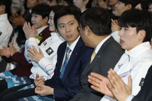 유승민 대한체육회 회장이 22일 서울 잠실 올림픽파크텔에서 열린 ‘2026 밀라노 코르티나 동계올림픽’ 출전 대한민국 선수단 결단식에서 최휘영 문화체육관광부 장관과 대화하고 있다. 유희태 기자