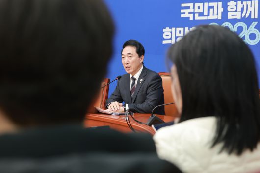 더불어민주당 박수현 수석대변인이 22일 국회에서 정청래 대표가 조국혁신당에 합당을 제안한 것과 관련해 브리핑하고 있다.     연합뉴스