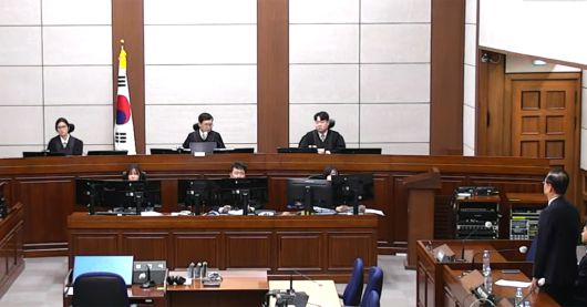 선고 순간… 미동 없던 한덕수 한덕수 전 국무총리가 21일 서울 서초구 서울중앙지법에서 열린 내란 중요임무 종사 등 혐의 사건 선고공판에서 재판부를 응시한 채 선고를 듣고 있다. 생중계 화면 갈무리