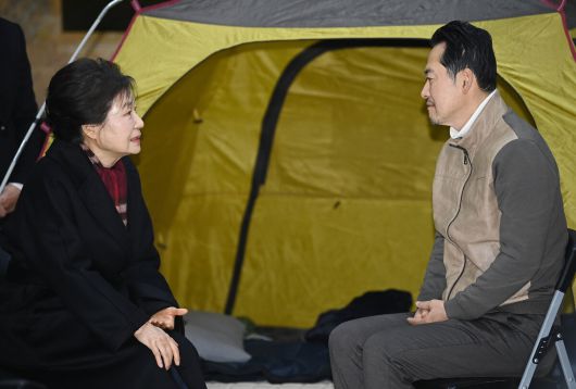 박근혜 전 대통령이 22일 쌍특검(통일교·민주당 공천 뇌물 특검)을 요구하며 8일째 단식을 이어가는 국민의힘 장동혁 대표의 단식 현장을 방문해 대화를 나누고 있다.