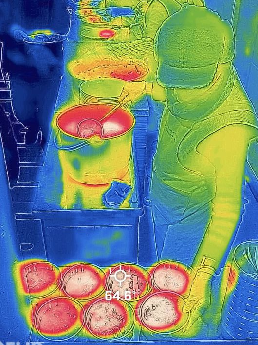 22일 서울 종로구 탑골공원 인근에 위치한 한 무료급식소에서 한 자원봉사자가 그릇에 국을 담고 있다. 유희태 기자
