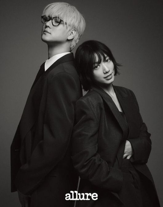 긴장감 넘치는 분위기 속 두 사람. 얼루어 코리아 제공