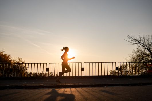 같은 운동량이라도 유산소·근력·라켓 운동 등을 섞은 ‘조합형 운동’이 건강과 수명에 더 유리하다는 분석이 나온다. 게티이미지