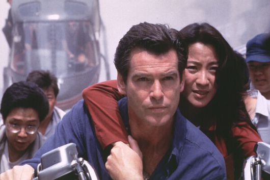 영화 '007 네버 다이'(1998) 속 피어스 브로스넌(제임스 본드 역)과 양자경(웨이 링 역}. 이언 프로덕션스