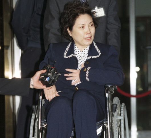 2000년 3번째 범죄 혐의로 구속된 장영자씨가 휠체어를 탄 채 구치소로 이동하며 취재진의 질문을 받고 있다. 세계일보 자료사진