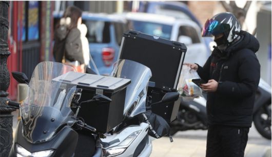 외식업체들은 인력부터 줄이고, 좌석 중심 장사 대신 메뉴·포장·간편식으로 수익 구조를 바꾸고 있다. 뉴스1