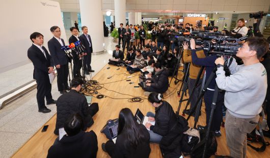 캄보디아를 거점으로 대규모 스캠 범죄를 저지른 한국 국적 피의자 73명이 강제 소환된 23일 오전 인천국제공항 2터미널에서 초국가범죄 특별대응 태스크포스(TF) 유승렬 치안감이 브리핑을 하고 있다.