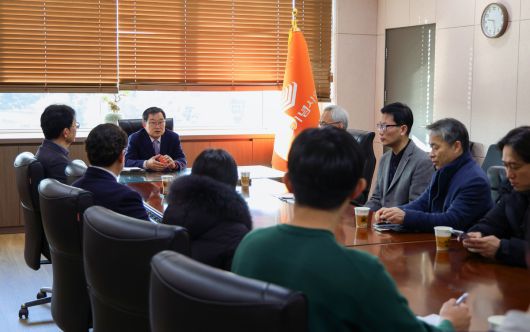 전쟁기념관 운영 주체인 전쟁기념사업회 백승주 회장(왼쪽 3번째)이 지난 16일 국방부 원종대 차관보, 한국방위산업진흥회 관계자, 국내 주요 방산기업 실무진 등과 함께 기념관 내 K방산 전시 개편을 주제로 회의를 하고 있다. 전쟁기념사업회 제공