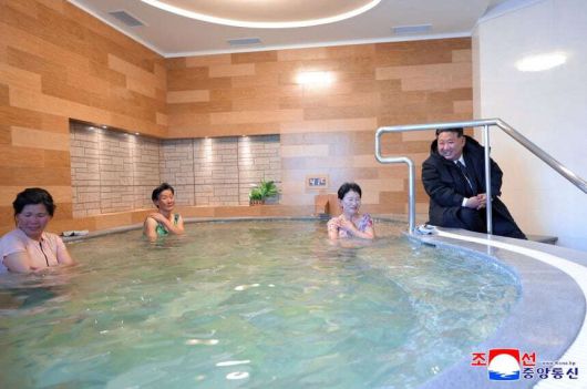 김정은 북한 국무위원장이 지난 20일 과거 운영 실태를 신랄하게 질타했던 함경북도 경성군 온포근로자휴양소 준공식에 참석해 리모델링 성과를 칭찬했다고 조선중앙통신이 21일 보도했다. 사진=연합뉴스