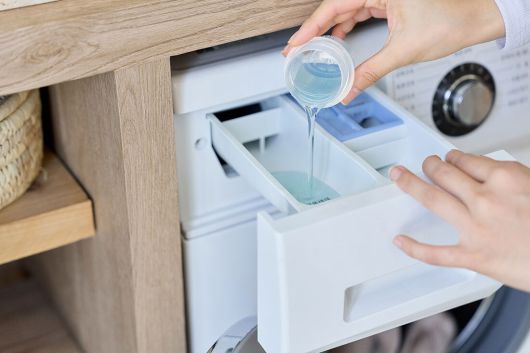 세탁기 세제함에 세제를 붓는 장면. 게티이미지뱅크