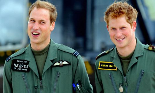 영국 왕실의 윌리엄 왕세자(왼쪽)와 해리 왕자. 윌리엄은 영국군의 수송기 조종사, 해리는 헬기 조종사로 나란히 아프가니스탄 전쟁에 참전했다. 동맹인 미국을 돕기 위해 아프간에 파병된 영국군 장병 가운데 457명이 목숨을 잃었다. AFP연합뉴스