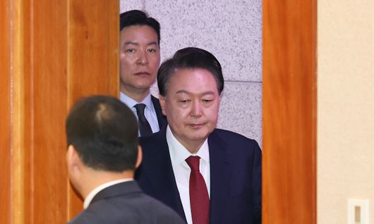 탄핵심판 변론 출석하는 윤석열 전 대통령 뒤 김성훈 전 경호차장. 연합뉴스