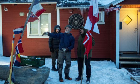 22일(현지시간) 그린란드 시민들이 누크 주재 미국 영사관 앞에서 시위하는 모습. 로이터연합뉴스