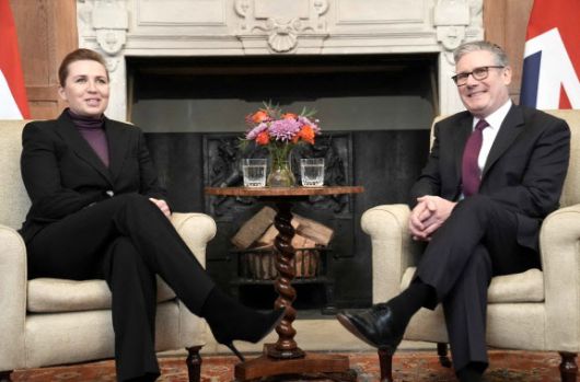 22일(현지시간) 영국을 방문한 메테 프레데릭센 덴마크 총리(왼쪽)가 키어 스타머 영국 총리와 그린란드 문제 등을 주제로 회담하고 있다. EPA연합뉴스