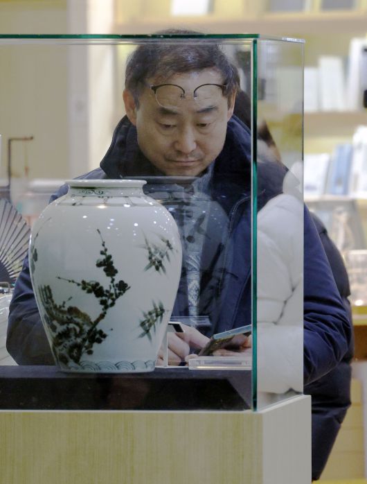 국립박물관 문화상품 매출이 역대 최고치를 기록한 23일 서울 용산구 국립중앙박물관 상설전시관 기념품점에서 관람객들이 문화상품 ‘뮷즈(MU:DS)’를 살펴보고 있다. 국립박물관문화재단은 이날 2025년 뮷즈 연간 매출액이 413억 3700만원으로 역대 최고치를 기록했다고 밝혔다.