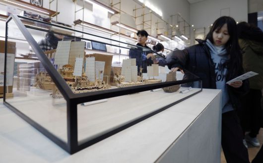 국립박물관 문화상품 매출이 역대 최고치를 기록한 23일 서울 용산구 국립중앙박물관 상설전시관 기념품점에서 관람객들이 문화상품 ‘뮷즈(MU:DS)’를 살펴보고 있다. 국립박물관문화재단은 이날 2025년 뮷즈 연간 매출액이 413억 3700만원으로 역대 최고치를 기록했다고 밝혔다.