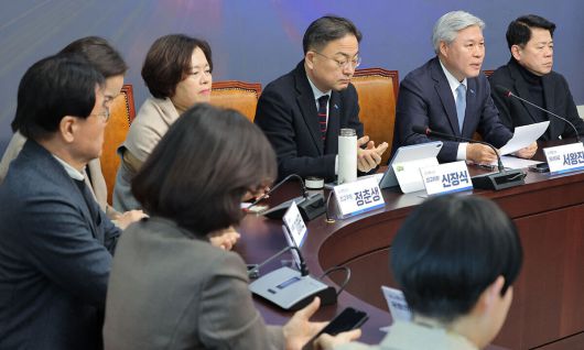 조국혁신당 서왕진 원내대표가 24일 서울 여의도 국회에서 더불어민주당 정청래 대표의 합당 제안 관련 논의를 위해 열린 긴급 의원총회에 참석해 발언하고 있다. 연합뉴스
