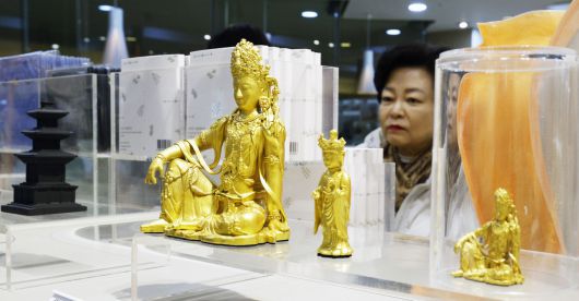 국립박물관 문화상품 매출이 역대 최고치를 기록한 23일 서울 용산구 국립중앙박물관 상설전시관 기념품점에서 관람객들이 문화상품 ‘뮷즈(MU:DS)’를 살펴보고 있다. 국립박물관문화재단은 이날 2025년 뮷즈 연간 매출액이 413억 3700만원으로 역대 최고치를 기록했다고 밝혔다.