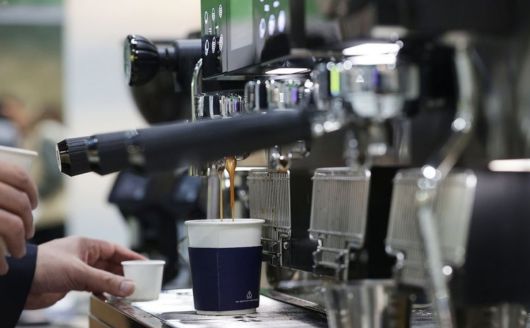 출점 경쟁이 치열해진 저가 커피 시장에서 매장 수는 늘었지만 점주들의 체감 수익성은 낮아지고 있다. 메뉴 다각화가 새로운 생존 전략으로 떠오르는 배경이다. 연합뉴스