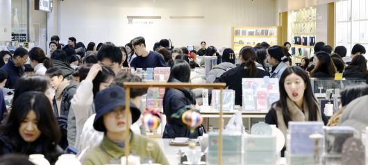 국립박물관 문화상품 매출이 역대 최고치를 기록한 23일 서울 용산구 국립중앙박물관 상설전시관 기념품점에서 관람객들이 문화상품 ‘뮷즈(MU:DS)’를 살펴보고 있다. 국립박물관문화재단은 이날 2025년 뮷즈 연간 매출액이 413억 3700만원으로 역대 최고치를 기록했다고 밝혔다.