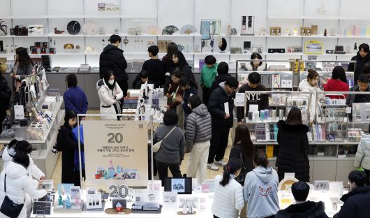 국립박물관 문화상품 매출이 역대 최고치를 기록한 23일 서울 용산구 국립중앙박물관 상설전시관 기념품점에서 관람객들이 문화상품 ‘뮷즈(MU:DS)’를 살펴보고 있다. 국립박물관문화재단은 이날 2025년 뮷즈 연간 매출액이 413억 3700만원으로 역대 최고치를 기록했다고 밝혔다.