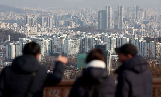 지난 23일 서울 중구 남산에서 서울시내 아파트가 보이고 있다. 뉴시스