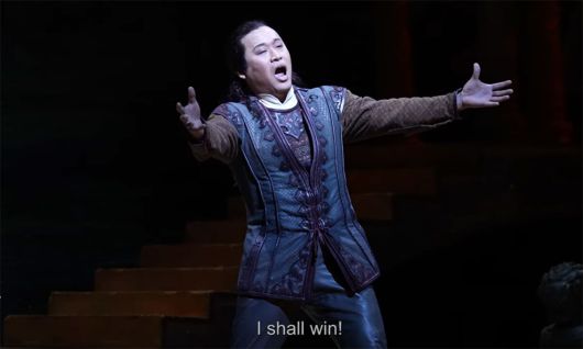 테너 백석종이 2024년 뉴욕 메트로폴리탄오페라의 투란도트에서 칼라프 역을 맡아 ‘네순 도르마’를 열창하고 있다. 메트로폴리탄오페라 유튜브 화면