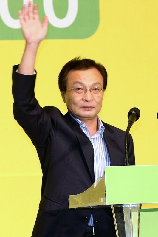 2012년 8월 30일 충북 청주시 흥덕구 사직동 청주체육관에서 열린 제18대 대통령선거후보자 선출을 위한 충북 합동연설회에서 당원들을 향해 손인사를 하는 모습. 뉴스1