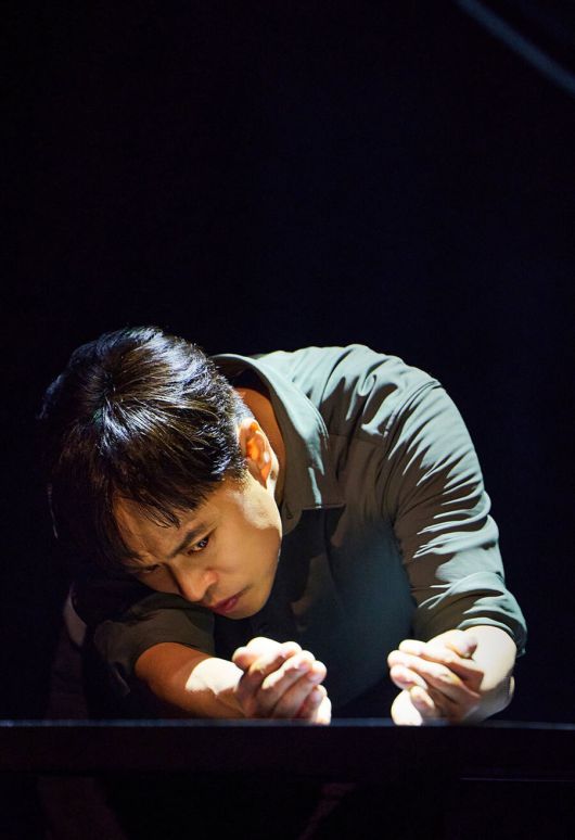 연극 ‘살아있는 자를 수선하기’의 수술실 장면에서 배우 손상규가 시몽의 심장을 꺼내는 순간을 표현하고 있다. 프로젝트그룹 일다 제공