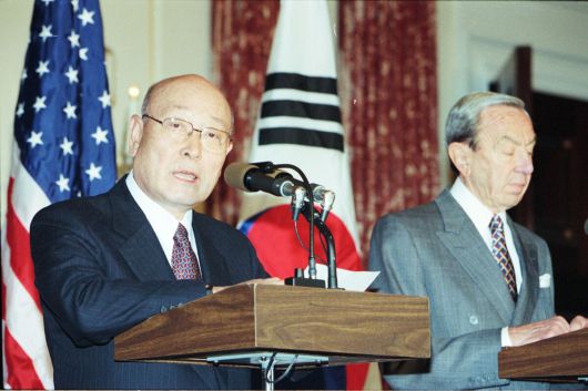 1996년 당시 공로명 외무부 장관(왼쪽)이 미국 수도 워싱턴에서 워렌 크리스토퍼 미 국무부 장관과 양자 회담을 가진 뒤 공동 기자회견을 하고 있다. 세계일보 자료사진