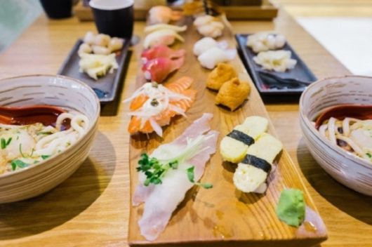 전문가들은 “초밥을 건강하게 즐기려면 소스와 튀김을 줄이고, 재료 본연의 생선을 고르는 ‘빼기 선택’이 중요하다”고 조언한다. 뉴스1