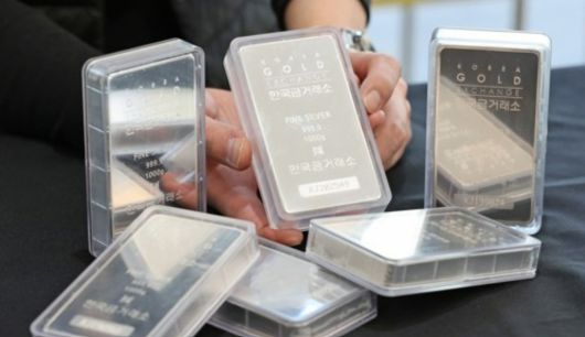 금값이 천정부지로 치솟자 진입 장벽이 낮은 은으로 소액 투자자들이 대거 몰리면서, 현장에서는 ‘지금 주문해도 한 달 뒤에나 받을 수 있다’는 말이 나올 정도로 실버바 품귀 현상이 빚어지고 있다. 연합뉴스