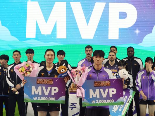 지난 25일 강원 춘천 호반체육관에서 열린 프로배구 '2025-2026 진에어 V리그 올스타전' K-스타와 V-스타의 경기에서 MVP를 수상한 김우진, 양효진이 기념 촬영을 하고 있다. 뉴스1