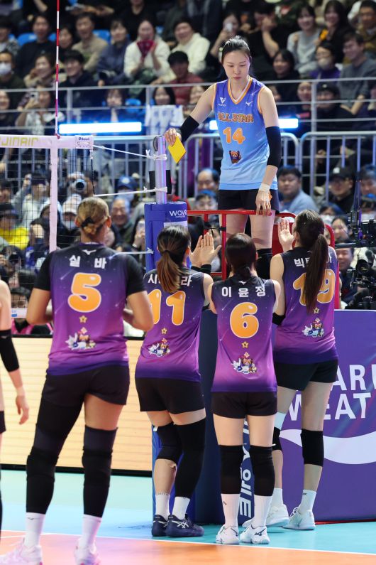 지난 25일 강원 춘천시 호반체육관에서 열린 진에어 2025~2026 V-리그 올스타전에서 K-스타 양효진이 심판을 보며 V-스타 선수들에게 항의를 받고 있다. 뉴시스