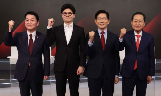 26일 서울 중구 매경미디어센터에서 열린 국민의힘 대통령 선거 제2차 경선 후보자 토론회에서 후보들이 토론에 앞서 기념 촬영을 하고 있다. 왼쪽부터 안철수, 한동훈, 김문수, 홍준표 후보. 뉴스1