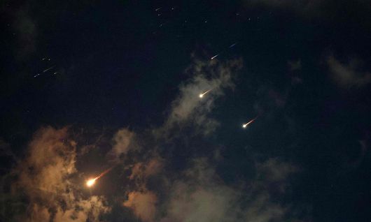 17일(현지시간) 이스라엘 상공에서 이란이 발사한 미사일들이 날아가는 모습. AFP연합뉴스