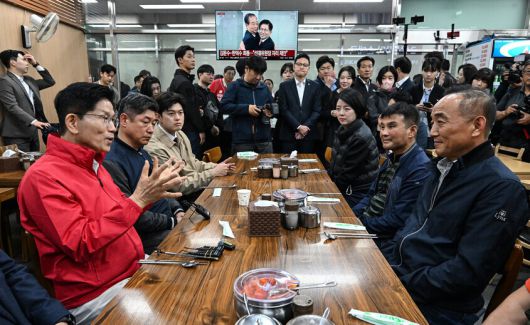 지난 12일 국민의힘 김문수 대선 후보가 서울 송파구 가락시장을 찾아 상인들과 이야기를 나누고 있다. 공동취재