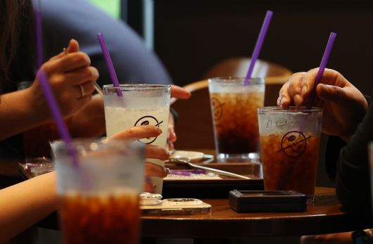 서울 시내 한 카페에서 시민들이 커피와 음료를 즐기고 있다. 6월 소비자물가 상승률이 다시 2%대를 기록한 가운데, 커피(12.4%)를 비롯한 외식 및 개인서비스 가격도 꾸준한 오름세를 보이고 있다. 연합뉴스