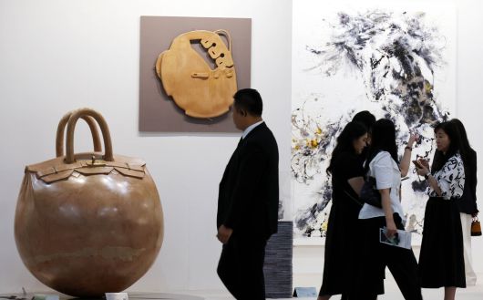 3일 서울 강남구 코엑스에서 열린 국내최대 아트페어 '키아프 서울(Kiaf SEOUL)'을 찾은 관람객들이 전시 작품을 둘러보고 있다.