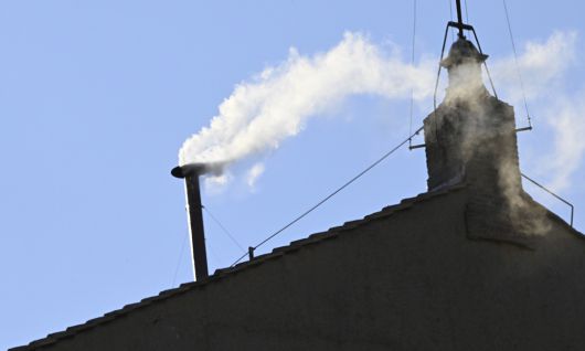 8일(현지시간) 바티칸 시국 시스티나 성당 굴뚝에서 교황 선출을 알리는 흰색 연기가 피어오르고 있다. UPI연합뉴스