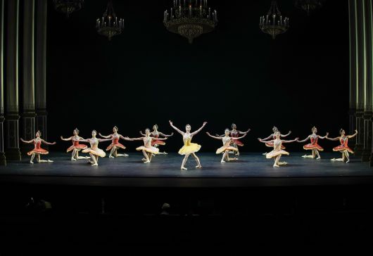 조지 발란신이 1947년 안무한 ‘주제와 변주’에서 ABT 무용수들이 고전 발레의 위계와 조형미를 응축한 춤을 선보이고 있다. GS아트센터 제공